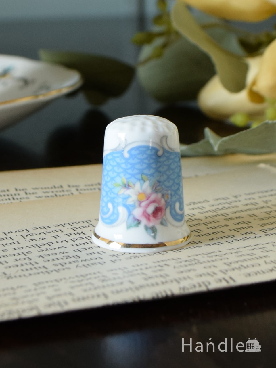 爽やかなブルー色にバラ模様が描かれた英国アンティークの指ぬき(m-6772-z)｜アンティーク雑貨