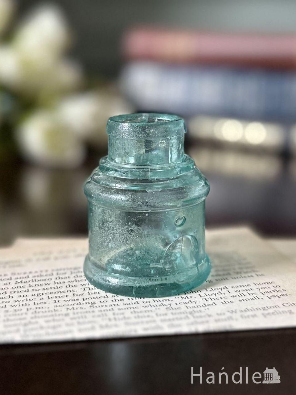 アンティークガラスのおしゃれな雑貨、丸い形のヴィクトリアンインク瓶 (d-1906-z)