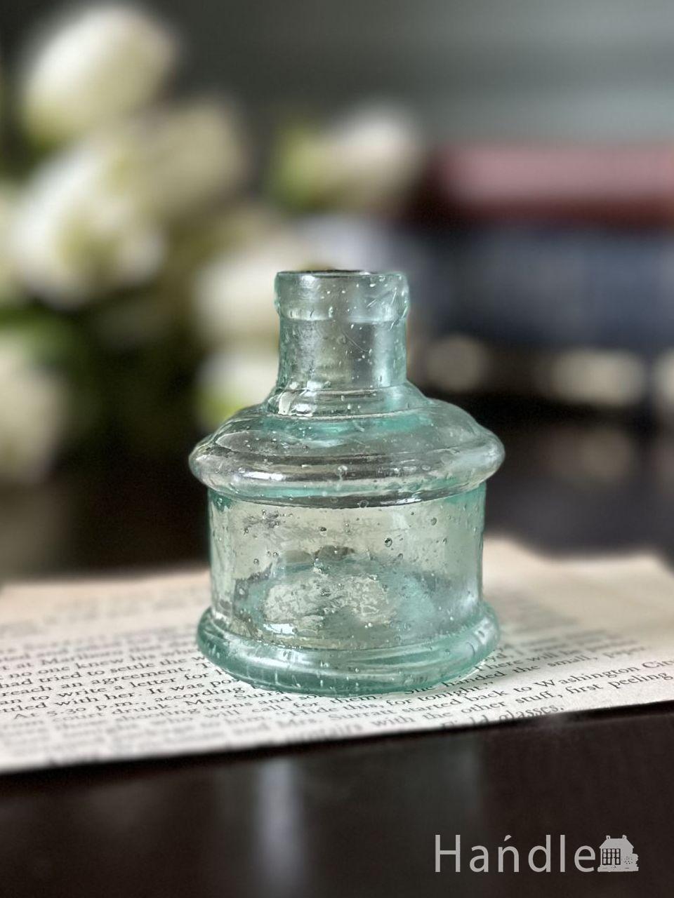 アンティークガラスのおしゃれな雑貨、丸い形のヴィクトリアンインク瓶 (d-1907-z)