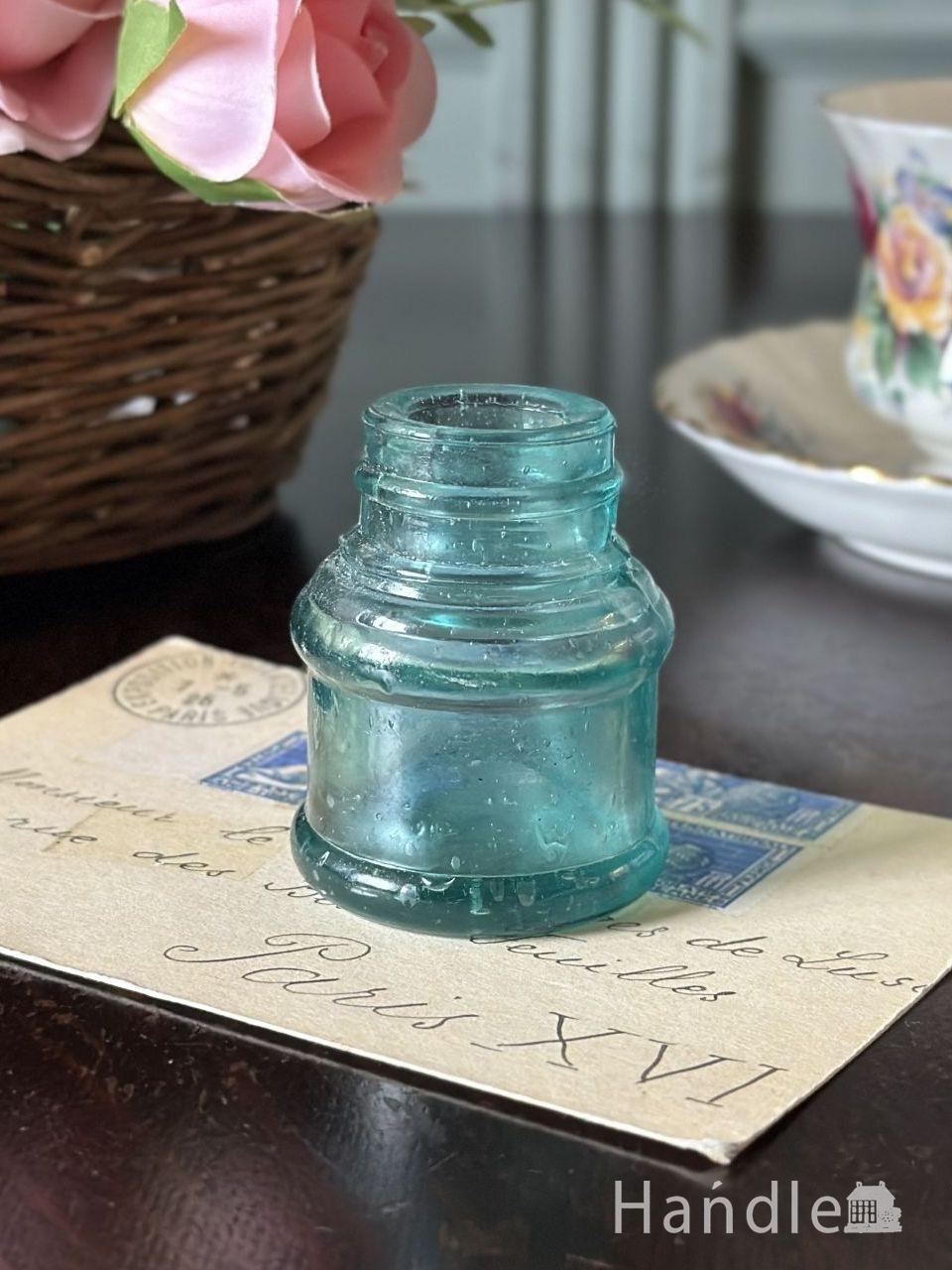 イギリスから届いたアンティークのインク瓶、爽やかな色のガラスボトル (d-1905-z)