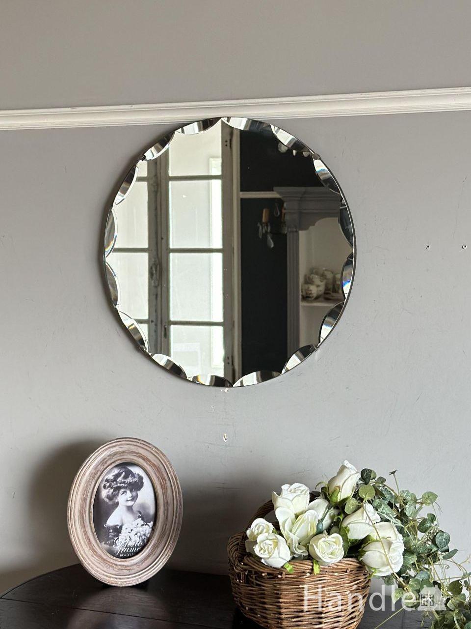 イギリスから届いたアンティークミラー、縁取りが美しい丸型の壁付けの鏡