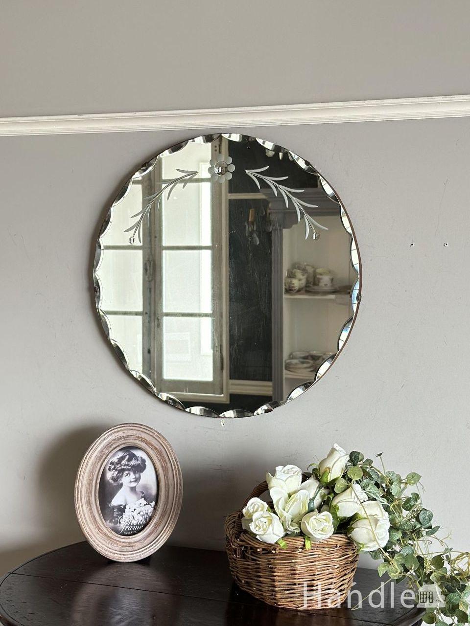 イギリスのアンティーク雑貨、丸い形の縁取りが輝く壁付けの鏡 (k-5548-z)