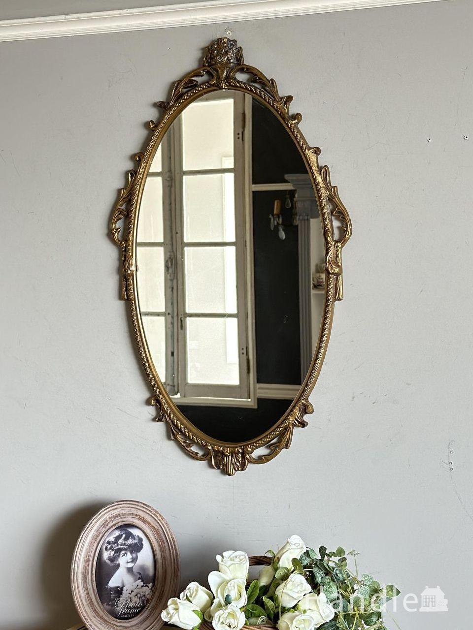 フランスの壁掛け鏡、白いモールディングの枠がおしゃれなアンティーク 