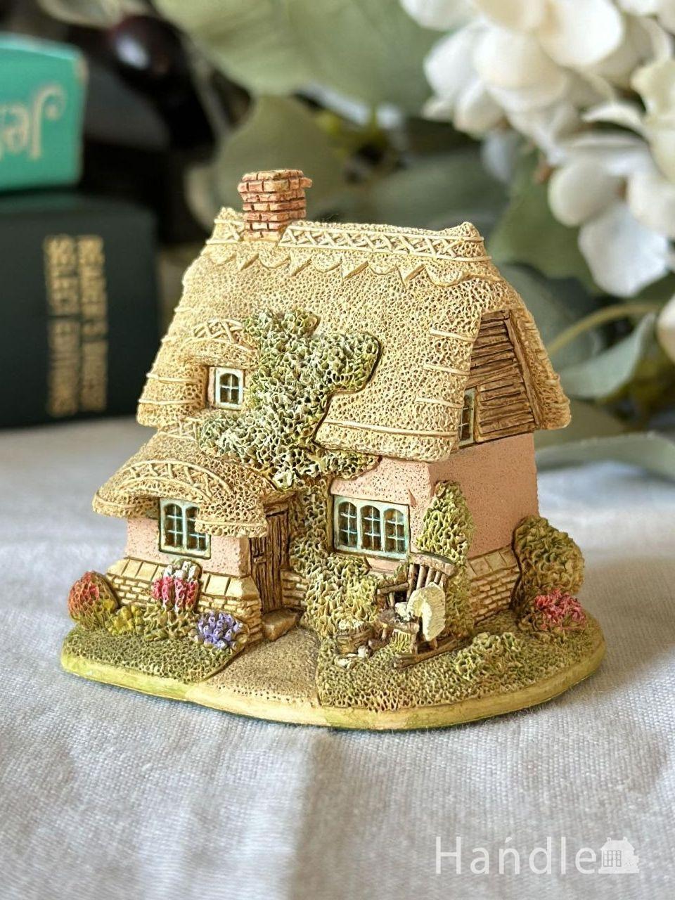 ロッキングチェアが置かれたイギリスのお家、リリパットレーン(Lilliput Lane)のミニチュアハウス (m-8272-z)