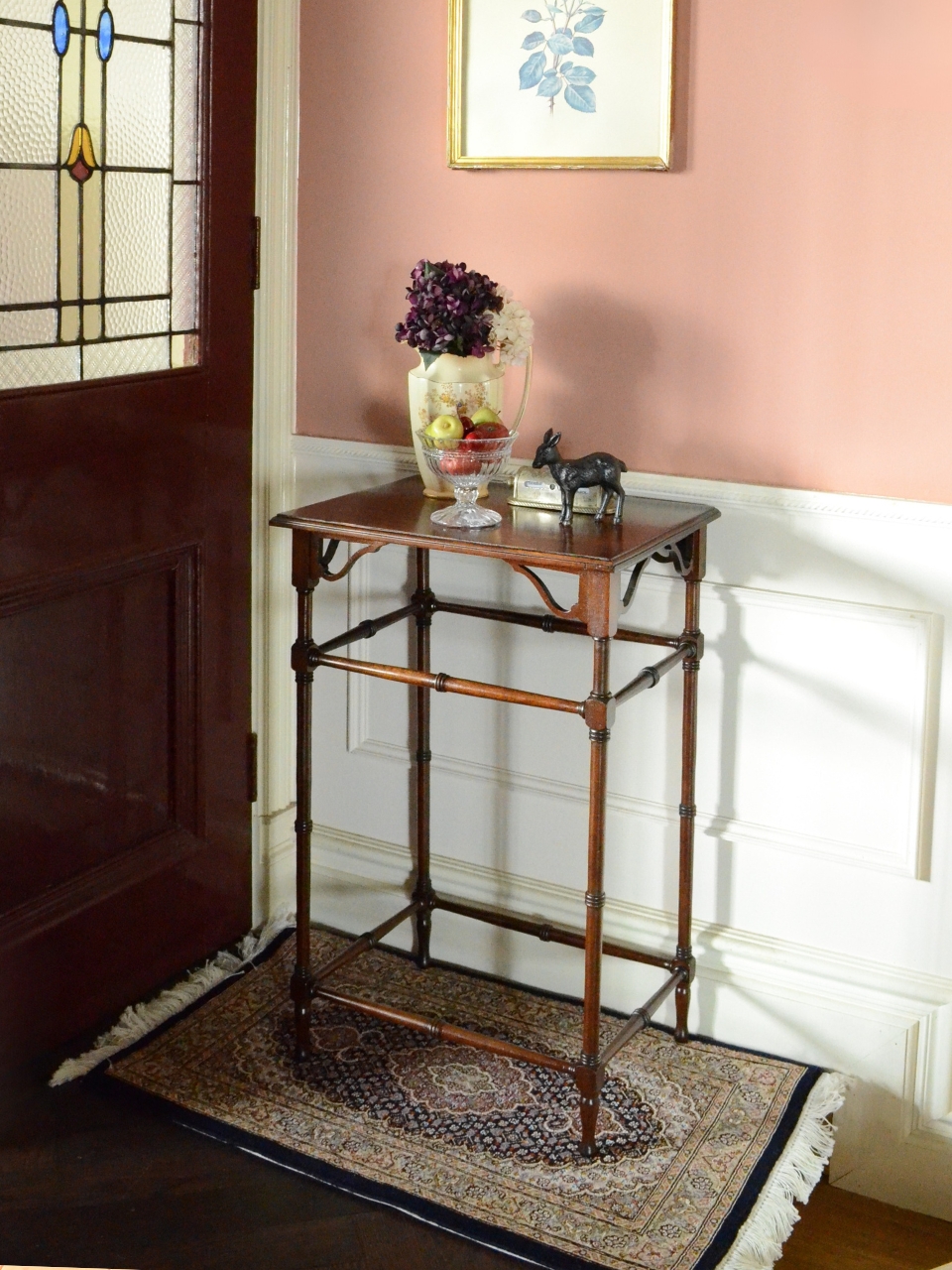 英国から届いたアンティークのサイドテーブル、足の装飾が美しいオケージョナルテーブル (q-3138-f)