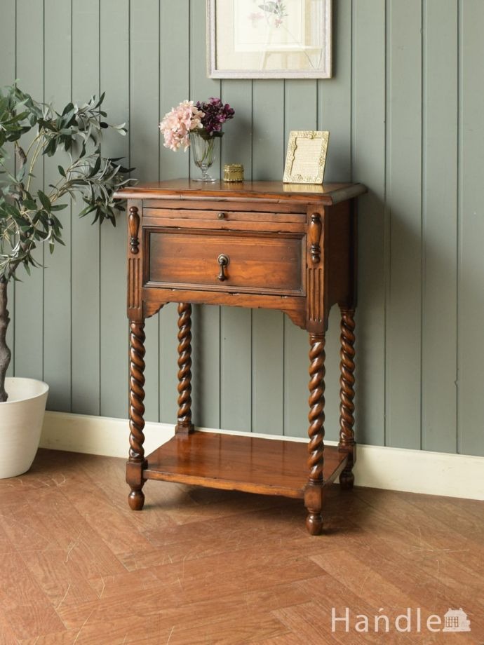 ツイスト足が華やかなアンティークの家具、スライディングトレイが付いたオーク材のサイドチェスト (q-3375-f)