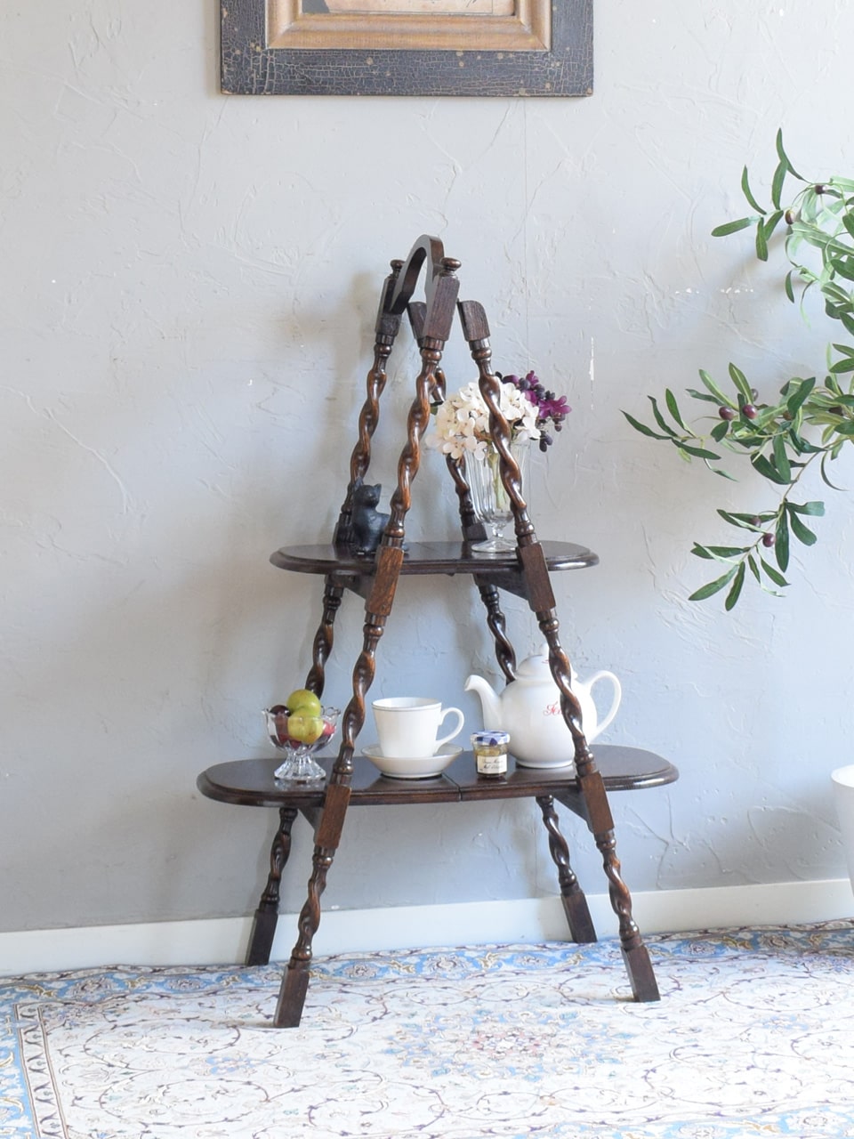 折り畳み式の英国アフタヌーンティー用の家具、美しいツイストのアンティークスリーティアーズ