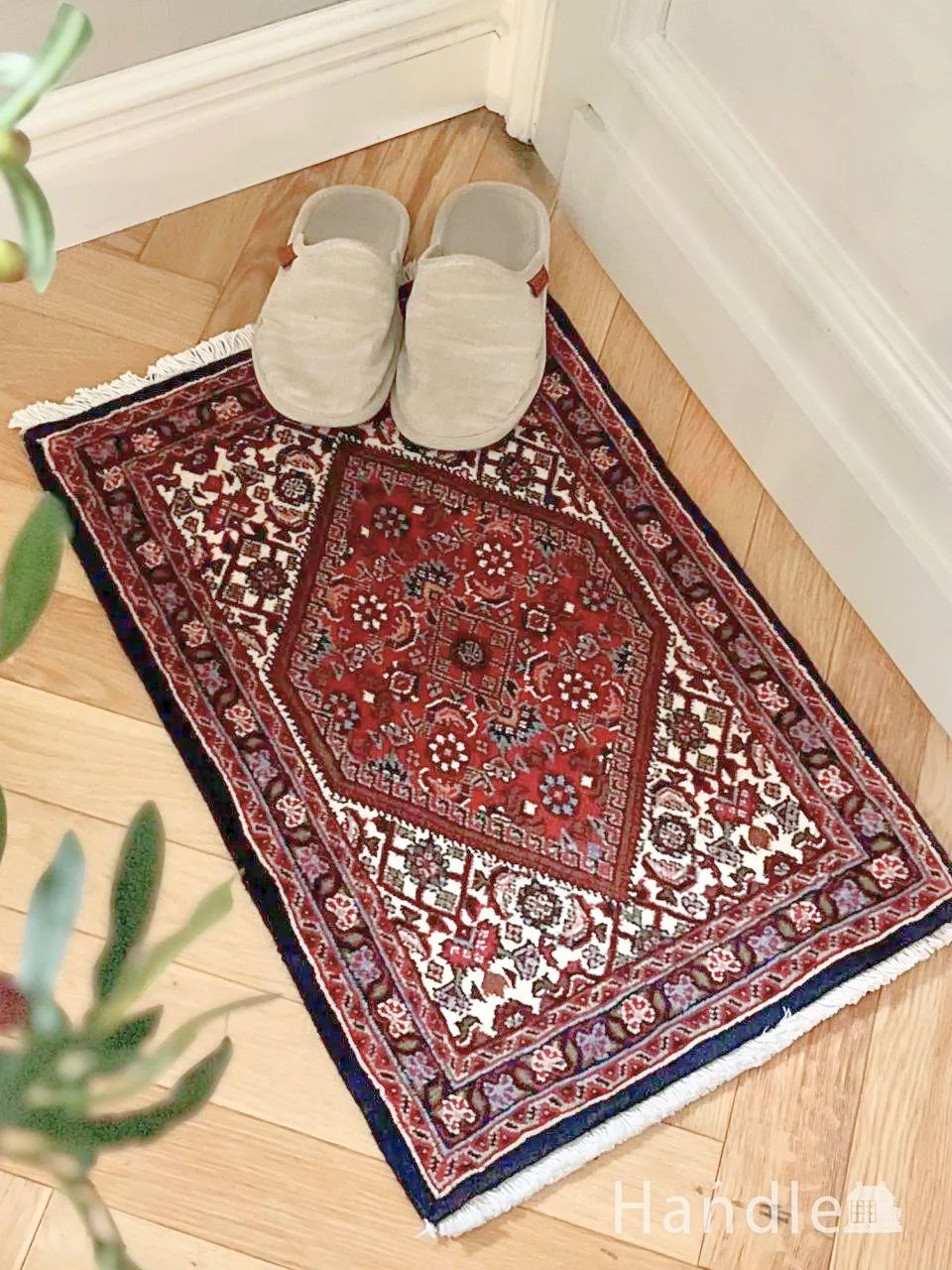 玄関マットに使えるペルシャ絨毯、ザンジャーンのおしゃれな手織りのラグ (m-9330-z)