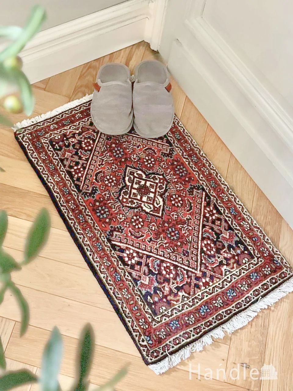 玄関マットに使えるペルシャ絨毯、ザンジャーンのおしゃれな手織りのラグ (m-9328-z)