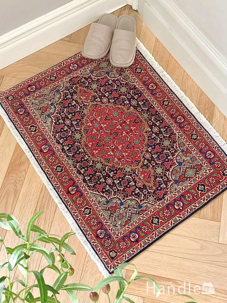 幾何学模様のおしゃれなペルシャ絨毯、サルーク（Saroogh）のビンテージのラグ