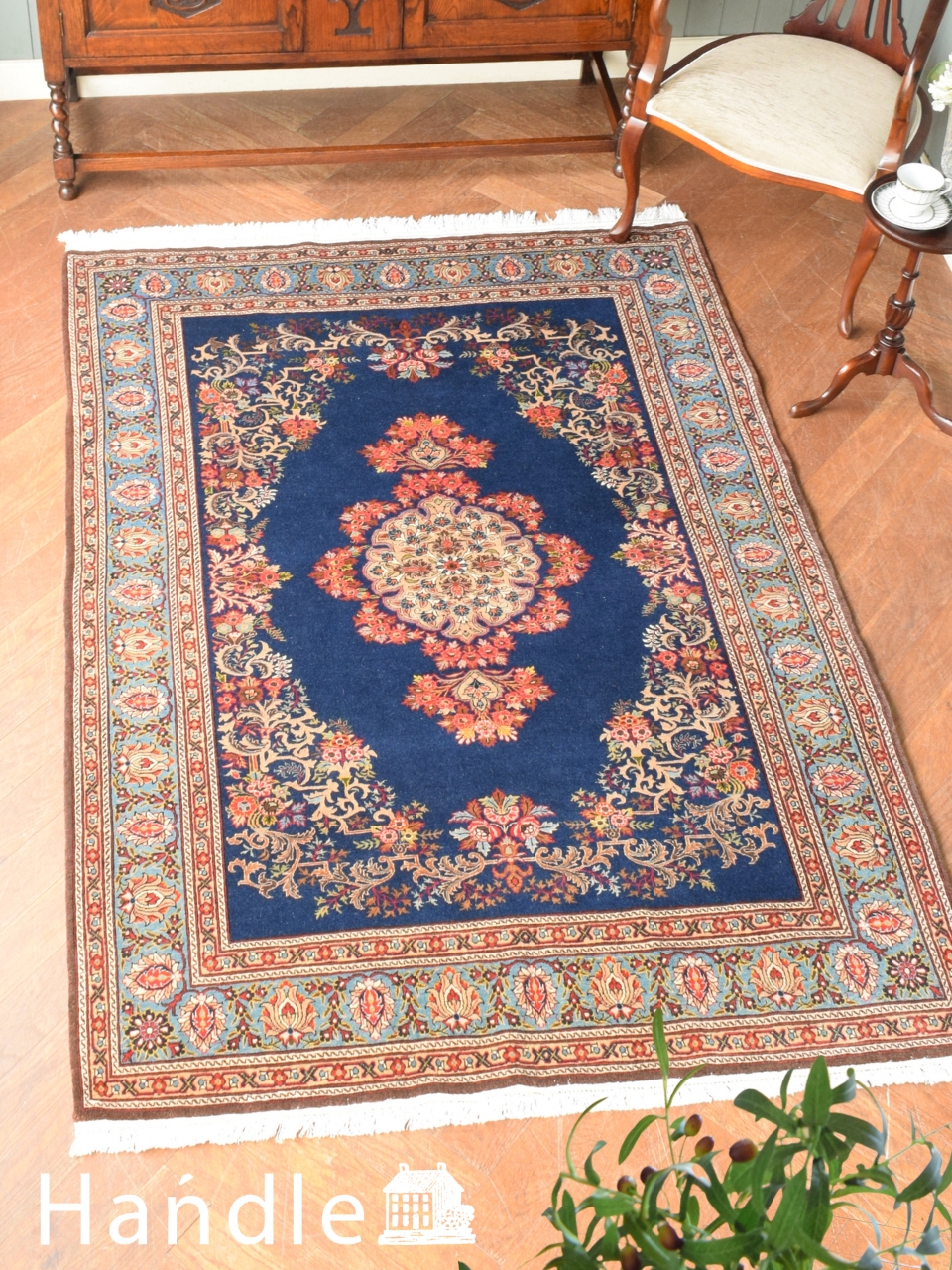 深いブルー色に惹かれるサルークの絨毯、とっても美しいアンティークのペルシャ絨毯