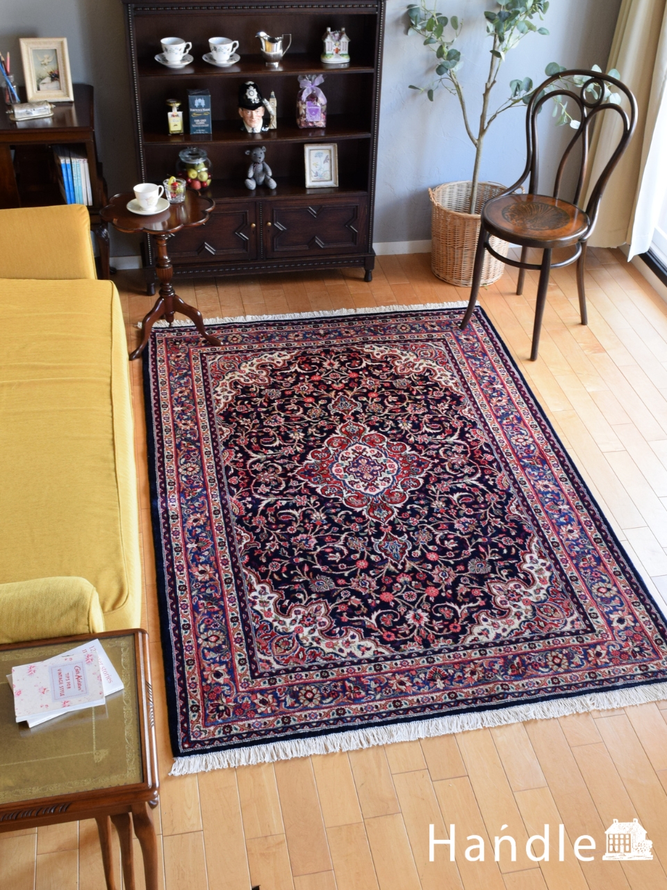 ハマダン（Hamedan）のオールドペルシャ絨毯、深いブルー色の使いやすいサイズのカーペット