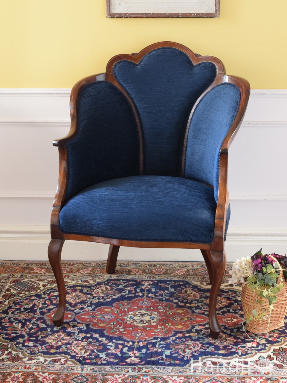 おやゆび姫気分が楽しめるアンティークの椅子、カブリオールレッグのパーソナルチェア (q-619-c)