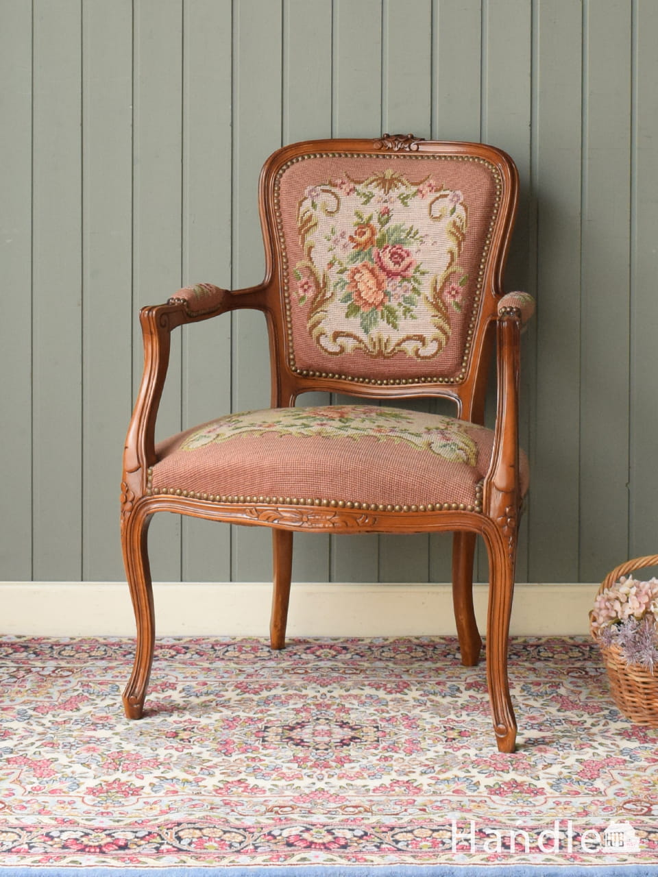 フランス生まれの美しいアンティークチェア、プチポワンの刺繍が入った一人掛けの肘掛け椅子 (z-127-c)