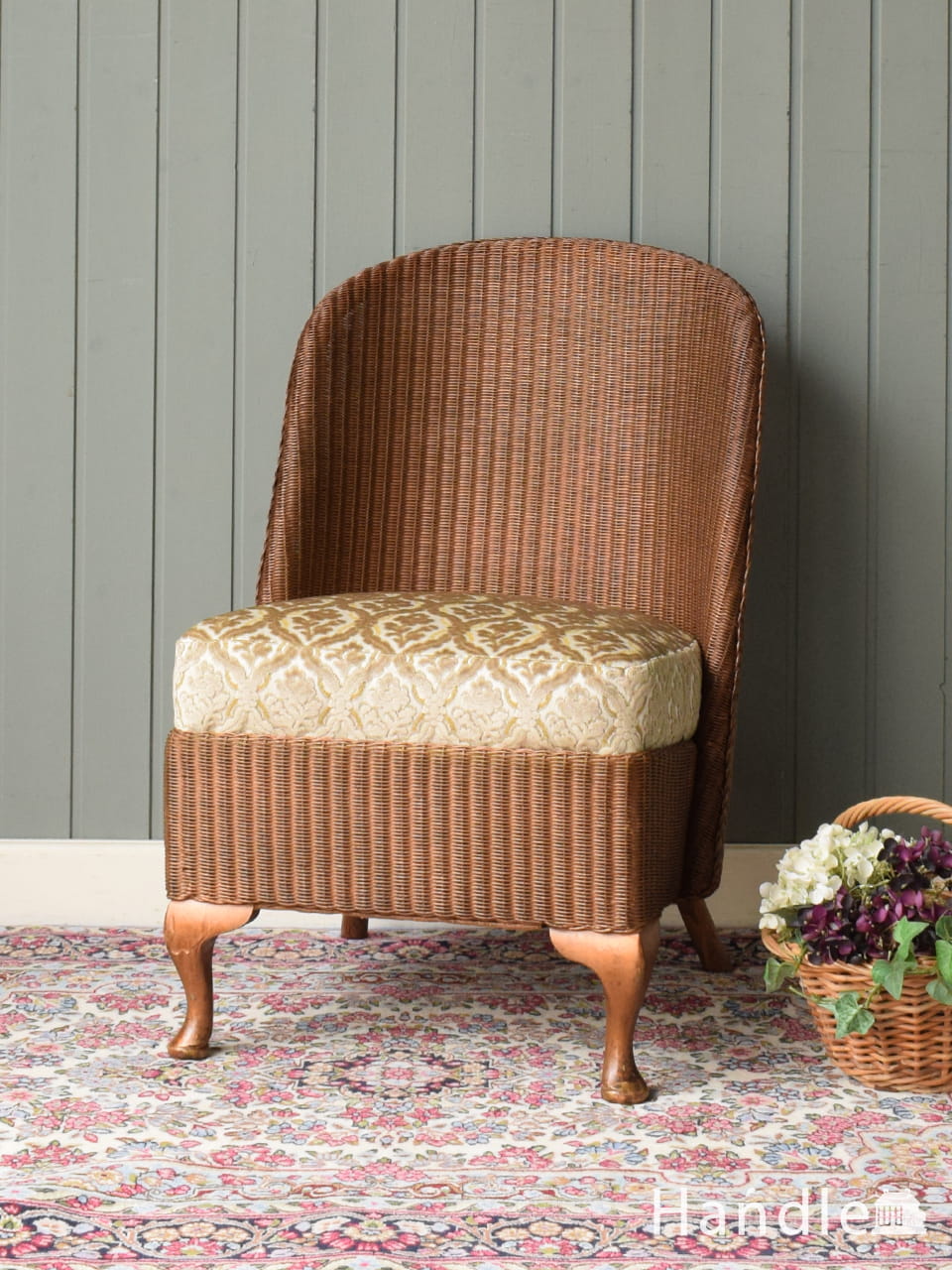 英国アンティークのロイドルームチェア、クッション付きのナーシングチェア