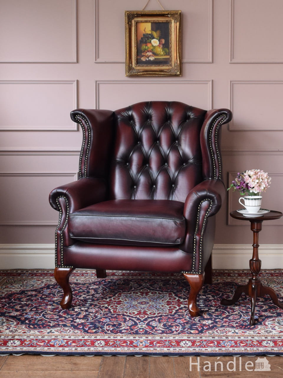 ボタンダウンの背もたれがカッコいい、英国ビンテージのチェスターフィールドソファ