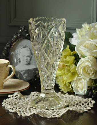 素敵なガラスの一輪挿し・英国からのアンティーク雑貨 (pg-2222)