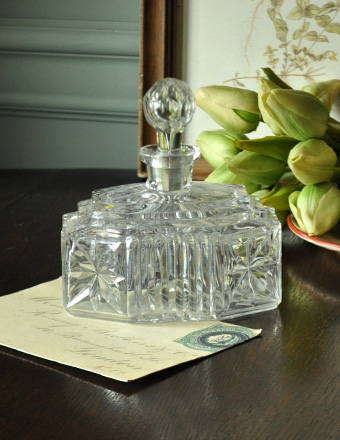 キラキラ輝くフレグランスボトル（香水瓶）アンティーク プレス