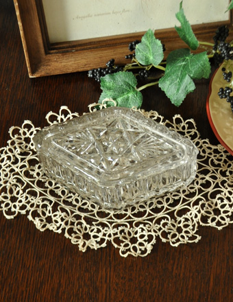 アンティークのガラスケース、フタ付きの小物入れ　プレスドグラス (pg-2308)