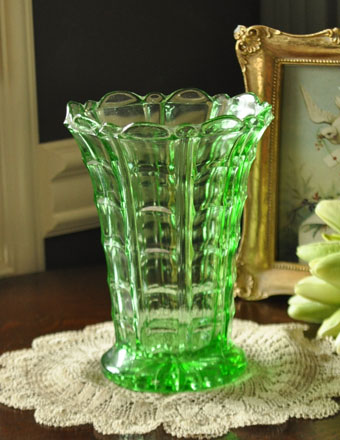 グリーンのクリアガラスがキレイな花器　アンティークプレスドグラス (pg-2399)