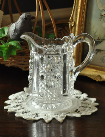 アンティークのキッチン雑貨　食卓を華やかに彩るピッチャーグラス　プレスドグラス (pg-2404)