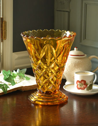 アンバー色のプレスドグラス　アンティークのガラスのフラワーベース　 (pg-2419)