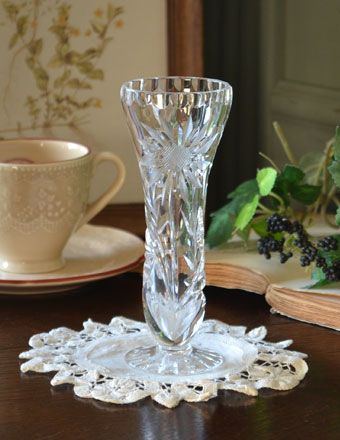 優雅なガラスのフラワーベース　英国アンティークのプレスドグラス (pg-2473)