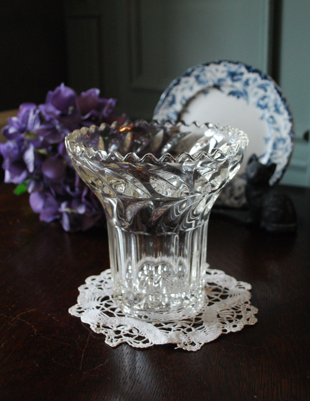 縁どりにフリルがデザインされた、キレイなフラワーベース（花器）プレスドグラス (pg-2496)