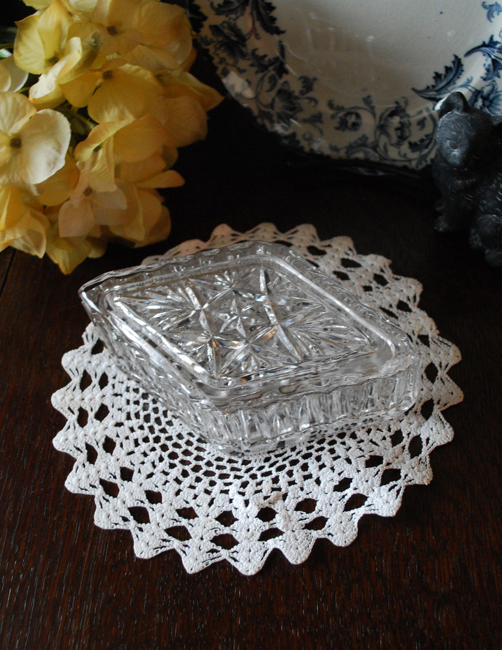 ダイヤ型　ガラスのフタ付きの小物入れ　アンティークプレスドグラス  (pg-2559)