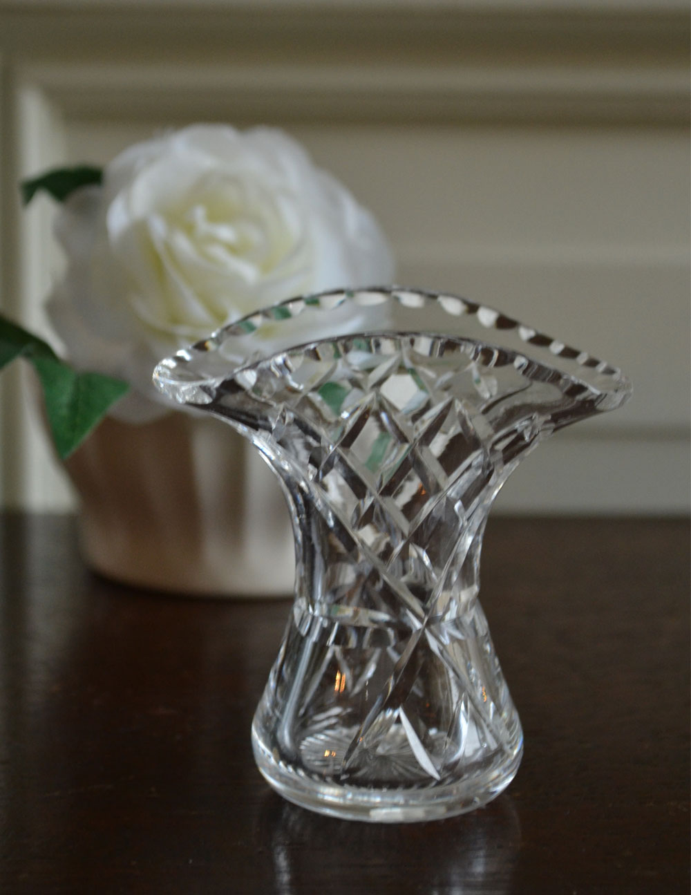 １輪挿しにもピッタリ　スタイルが美しい小さなベース　アンティークプレスドグラス (pg-2571)