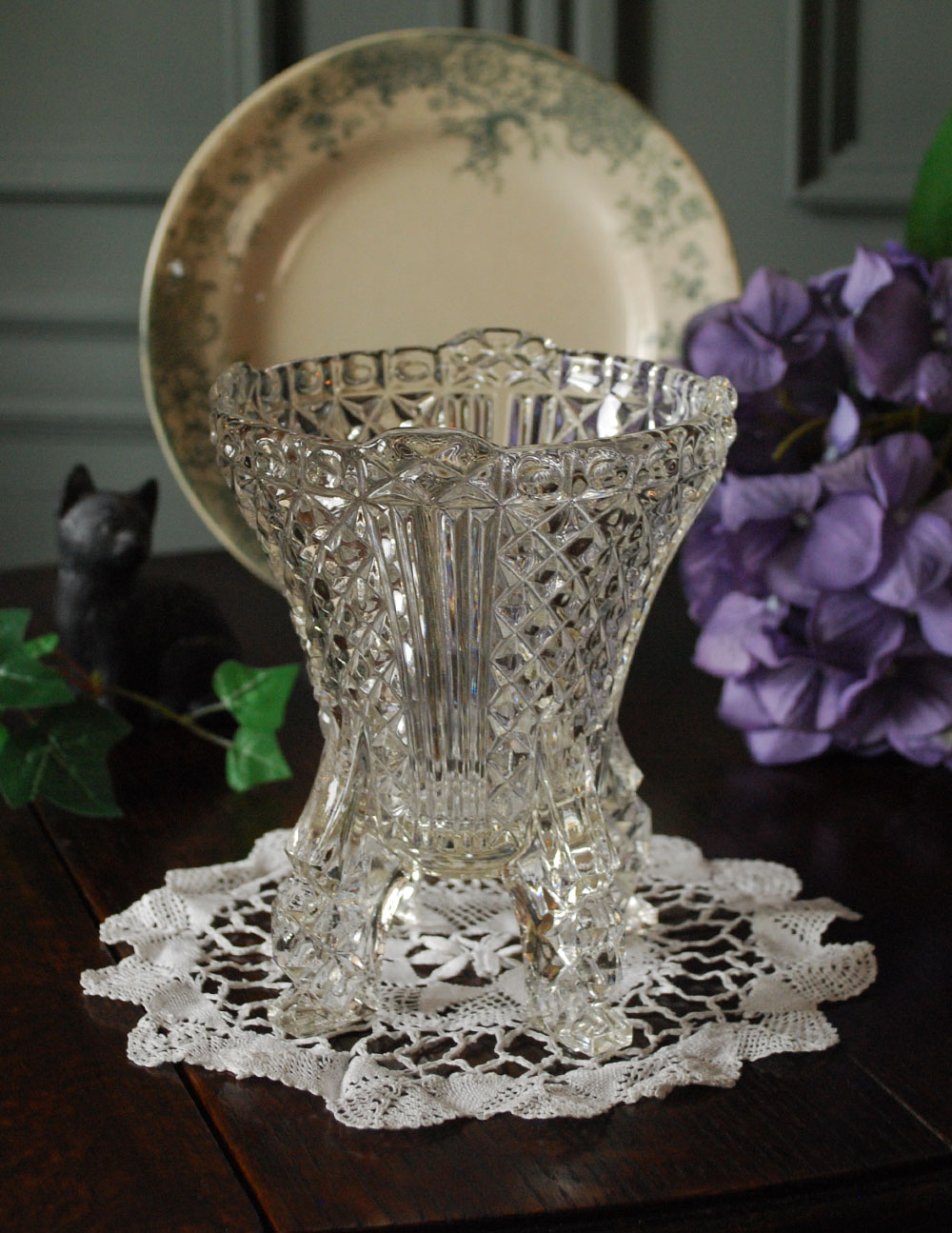 脚付きのアンティークのフラワーベース、プレスドグラス (pg-2606)