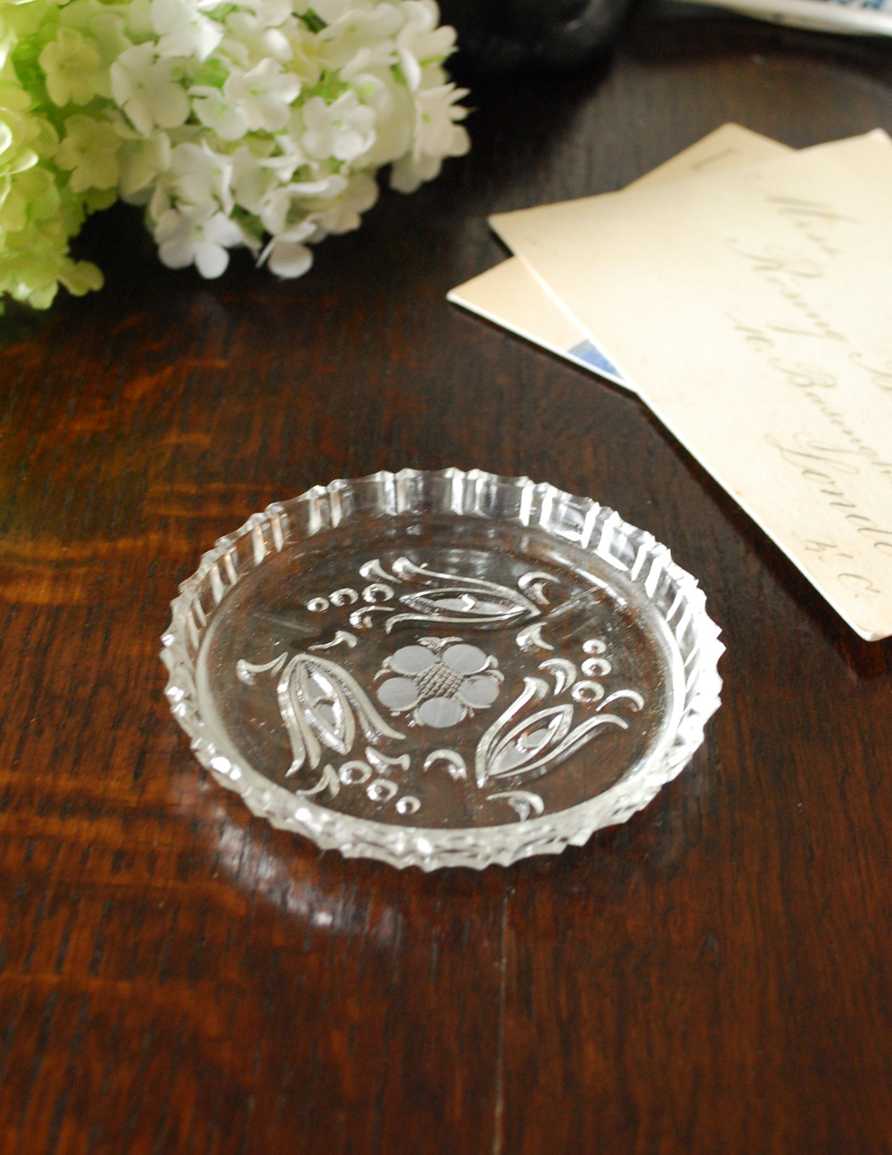 お花がとても愛らしい、アンティークガラスのトレー（プレート）、プレスドグラス (pg-2661)