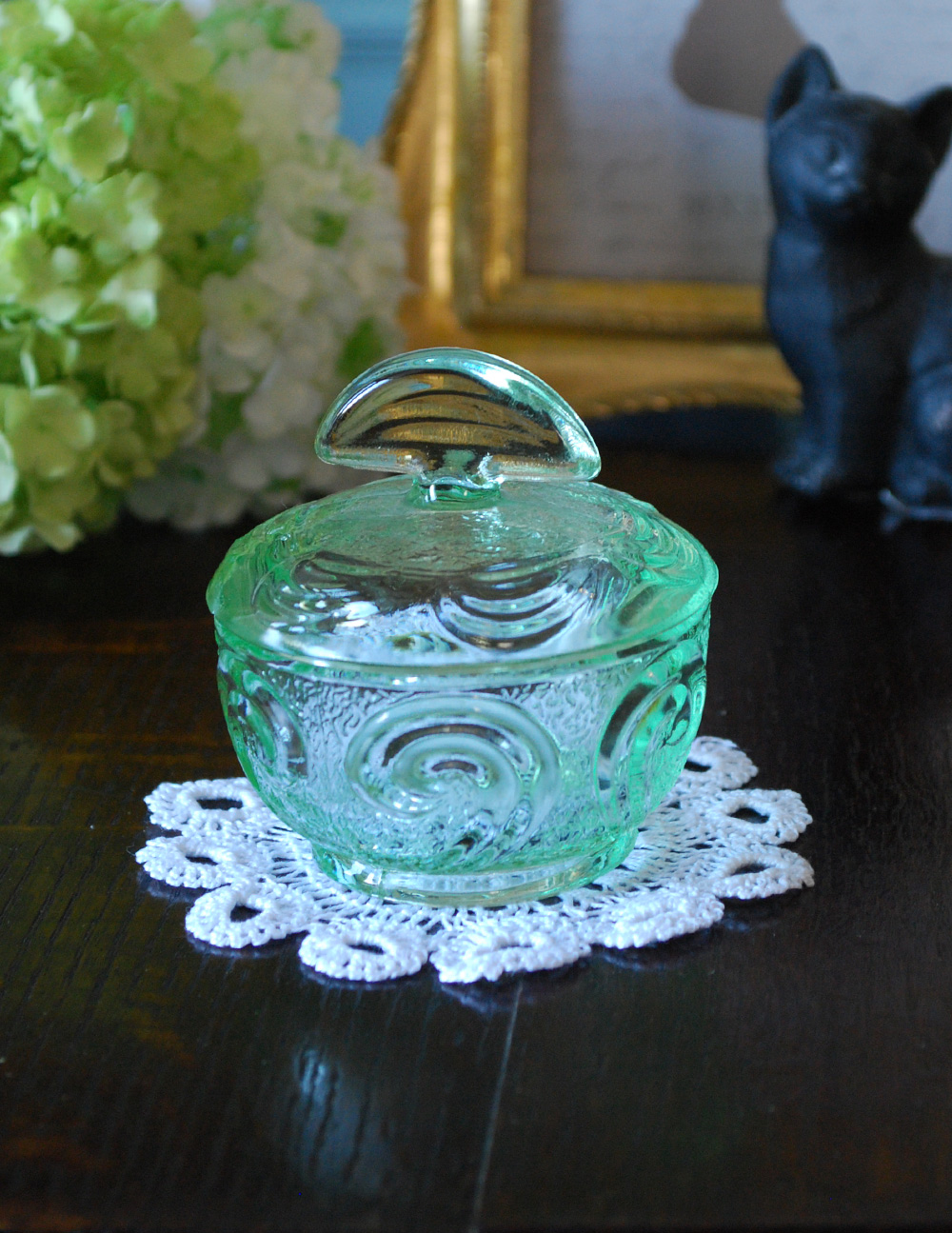 アップルグリーンのフタ付きアンティークガラスケース、プレスドグラス