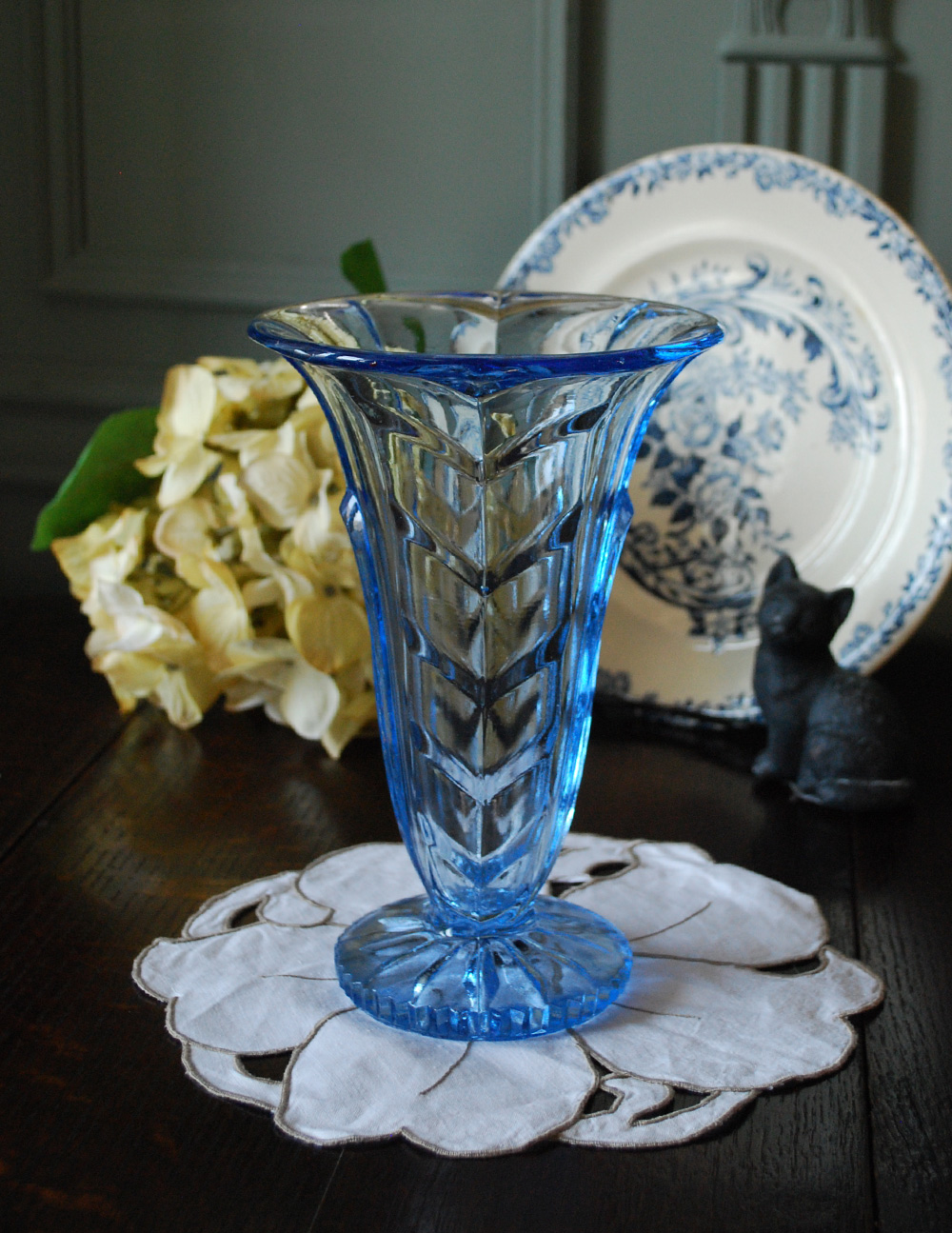 ヒヤシンスブルーが美しいフラワーベース 花瓶 アンティークプレスドグラス Pg 2735 アンティーク雑貨
