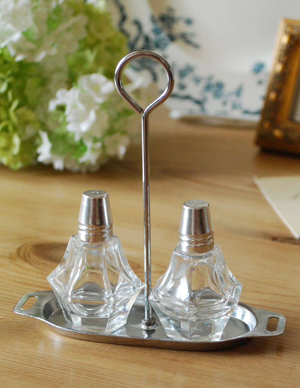 豪華なガラスの調味料入れ2点セット（スタンド付き）　アンティーク プレスドグラス (pg-2782)