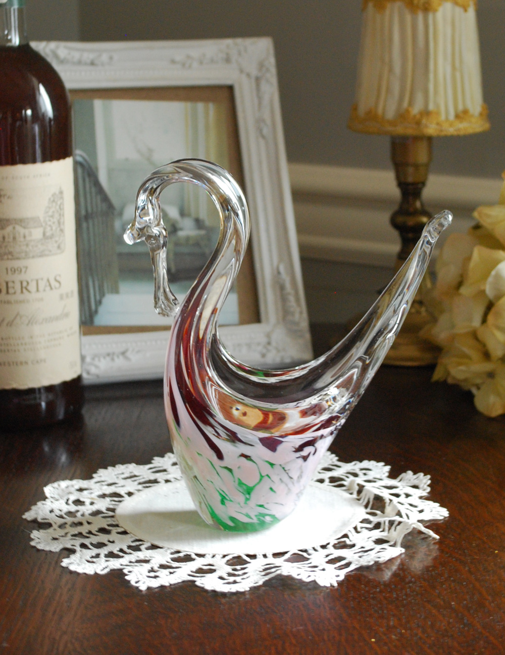 ワンポイントにグリーンが入ったスワンオブジェ、アンティークのプレスドグラス (pg-2874)