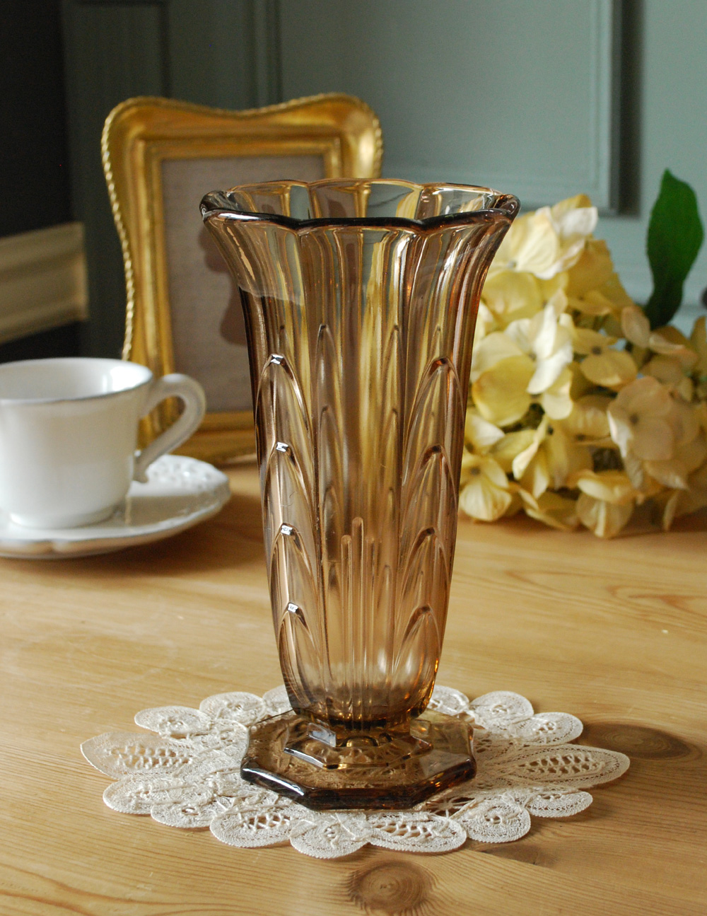 ブラウンのカラーガラスのフラワーベース、アンティークプレスドグラス (pg-2895)