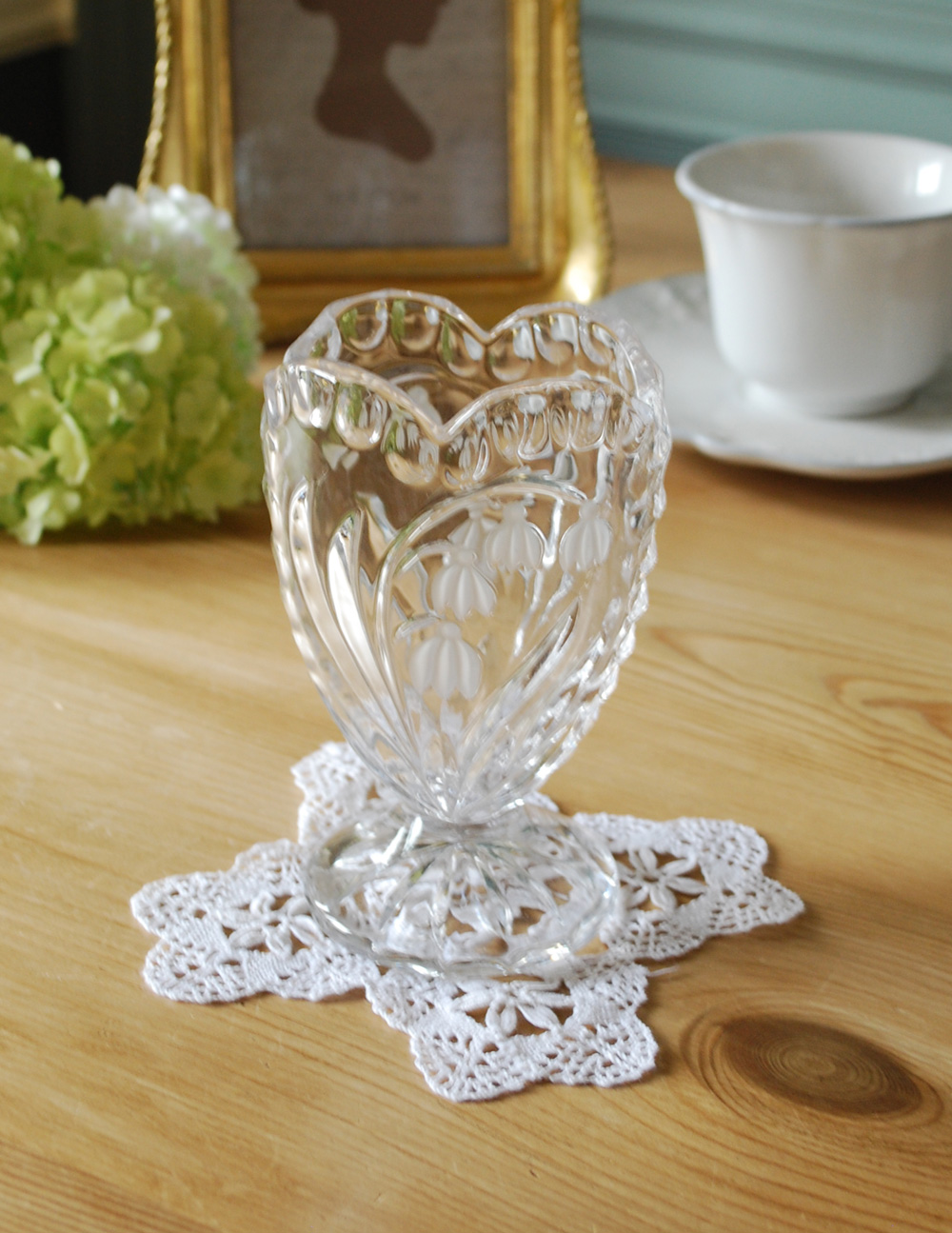 スズランが可愛いアンティークガラスのフラワーベース（花瓶）、プレスドグラス