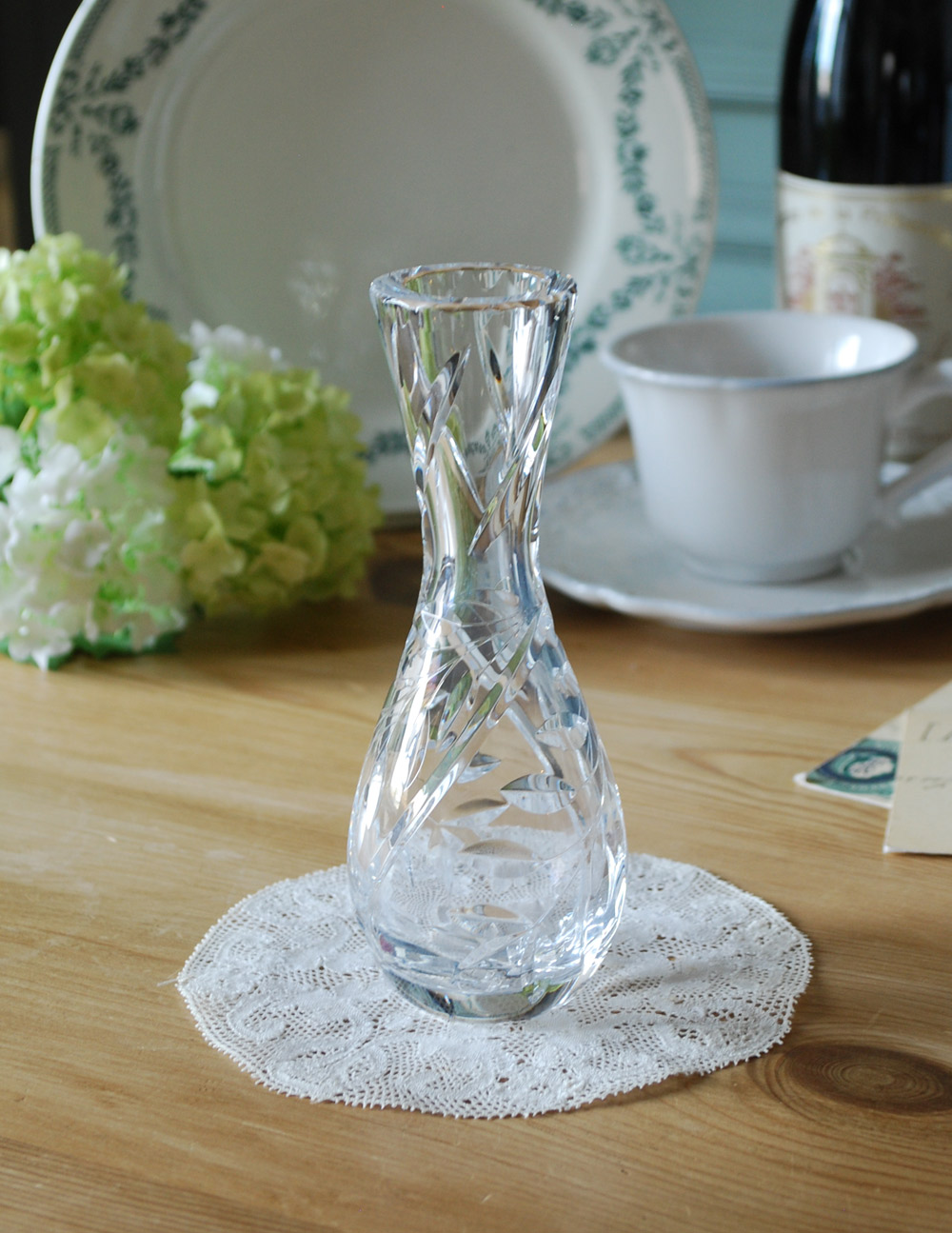 ふんわりしたシルエットが可愛いプレスドグラス、小ぶりなフラワーベース(1輪挿し) (pg-2933)