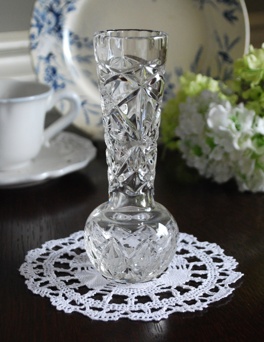 可愛いシルエットの1輪挿し、アンティークガラスのフラワーベース（花瓶）、プレスドグラス(pg-2954)｜アンティーク雑貨