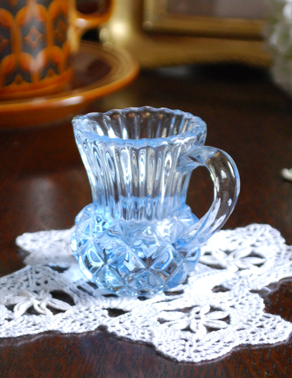アンティークのプレスドグラス、美しいブルーのミニピッチャー(pg-3007