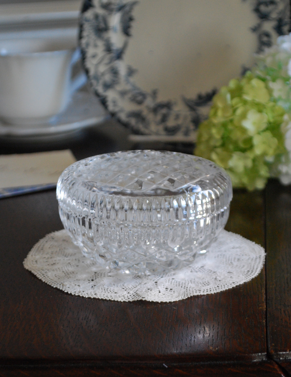 フタのカッティングが美しい、アンティークガラスケース、プレスドグラス (pg-3022)