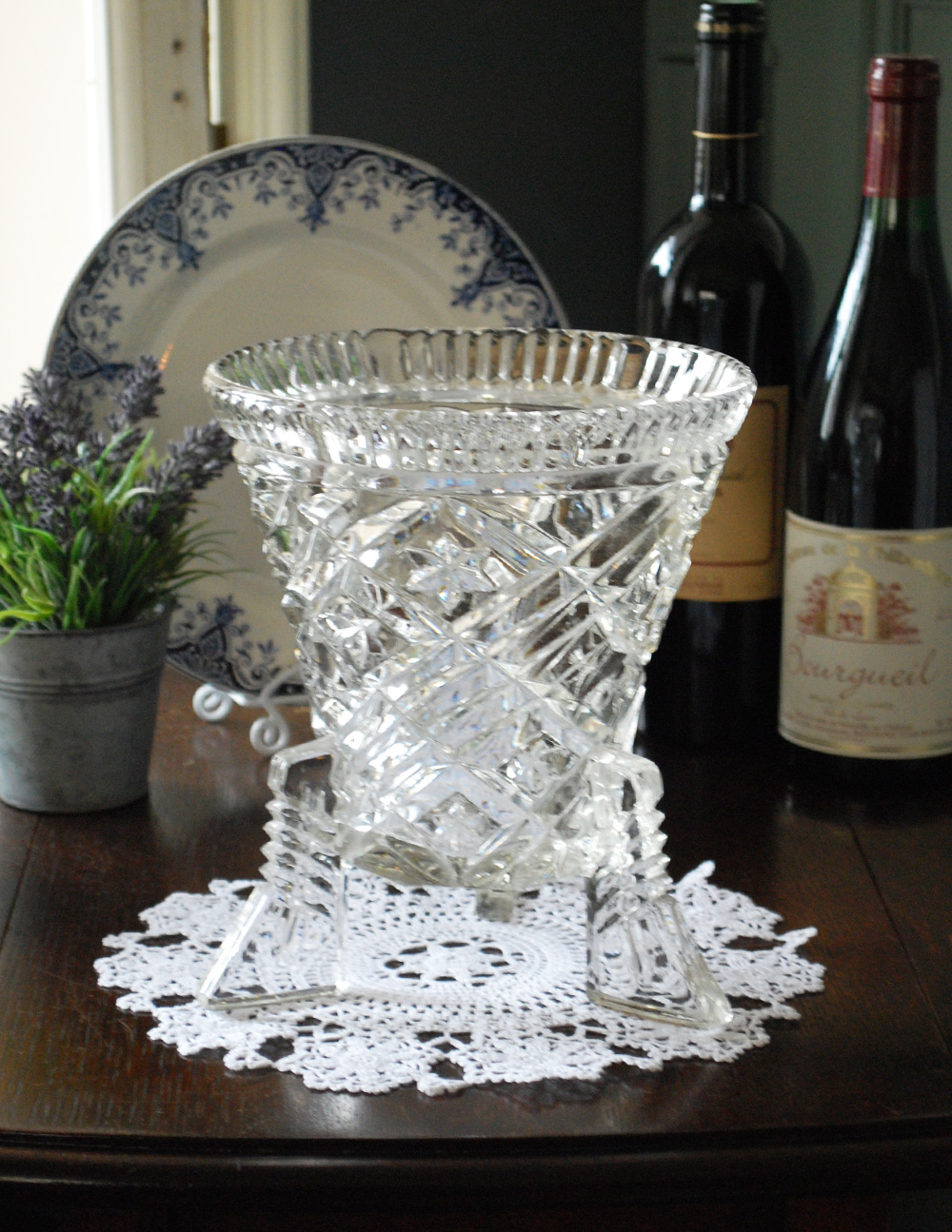 ガラス留め付きのフラワーベース(花器)、カッティングがゴージャスなアンティークのプレスドグラス (pg-3186)