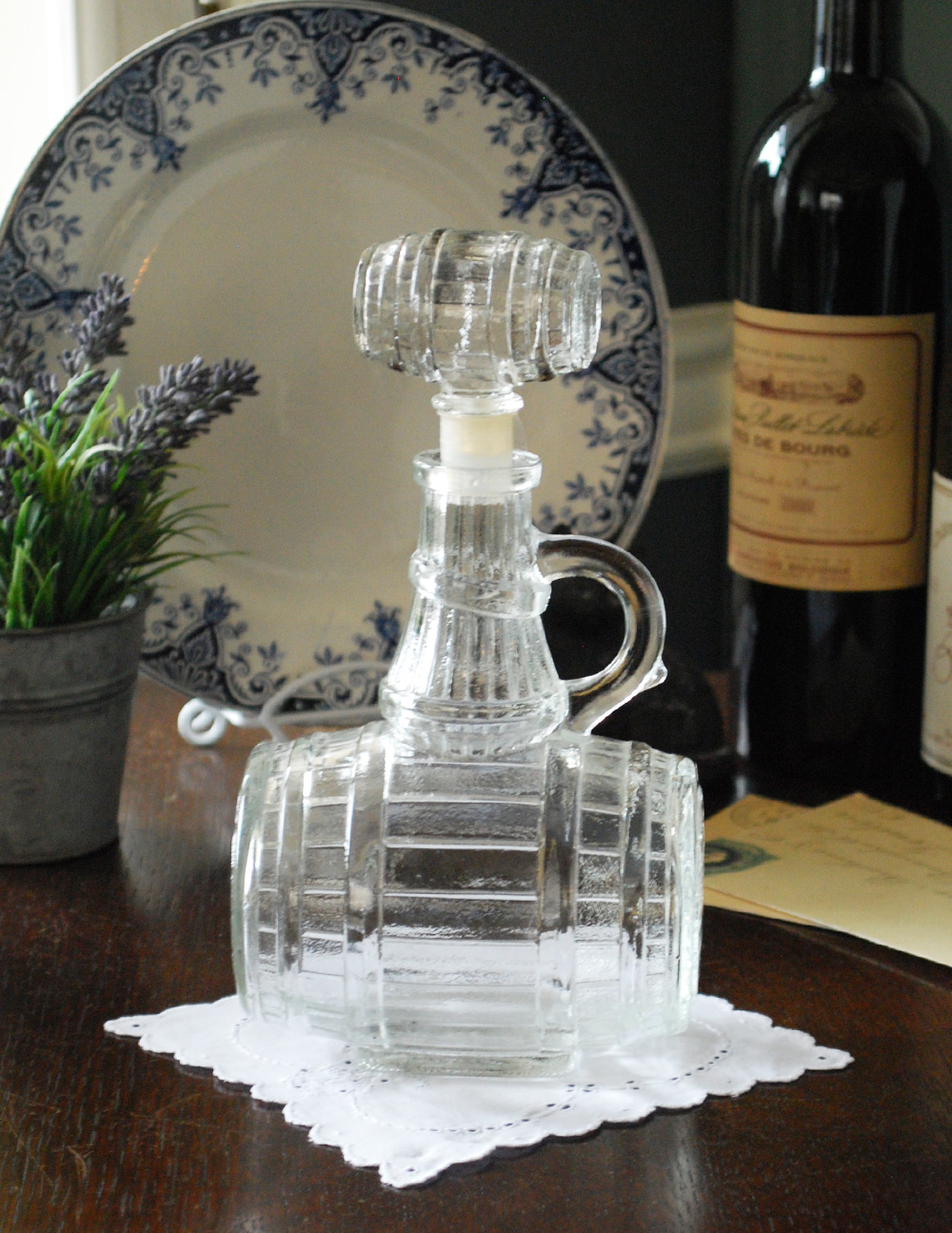 ウィスキーの樽モチーフのアンティークプレスドグラス、蓋付きボトル (pg-3215)