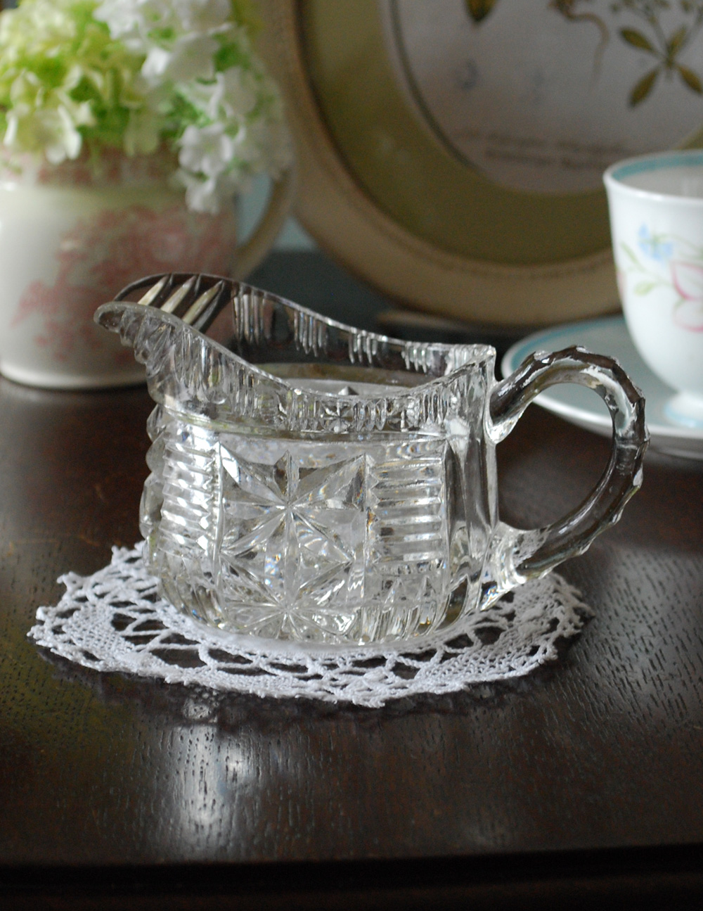 花器にも使える可愛いアンティークのソースジャグ(プレスドグラス) (pg-3236)