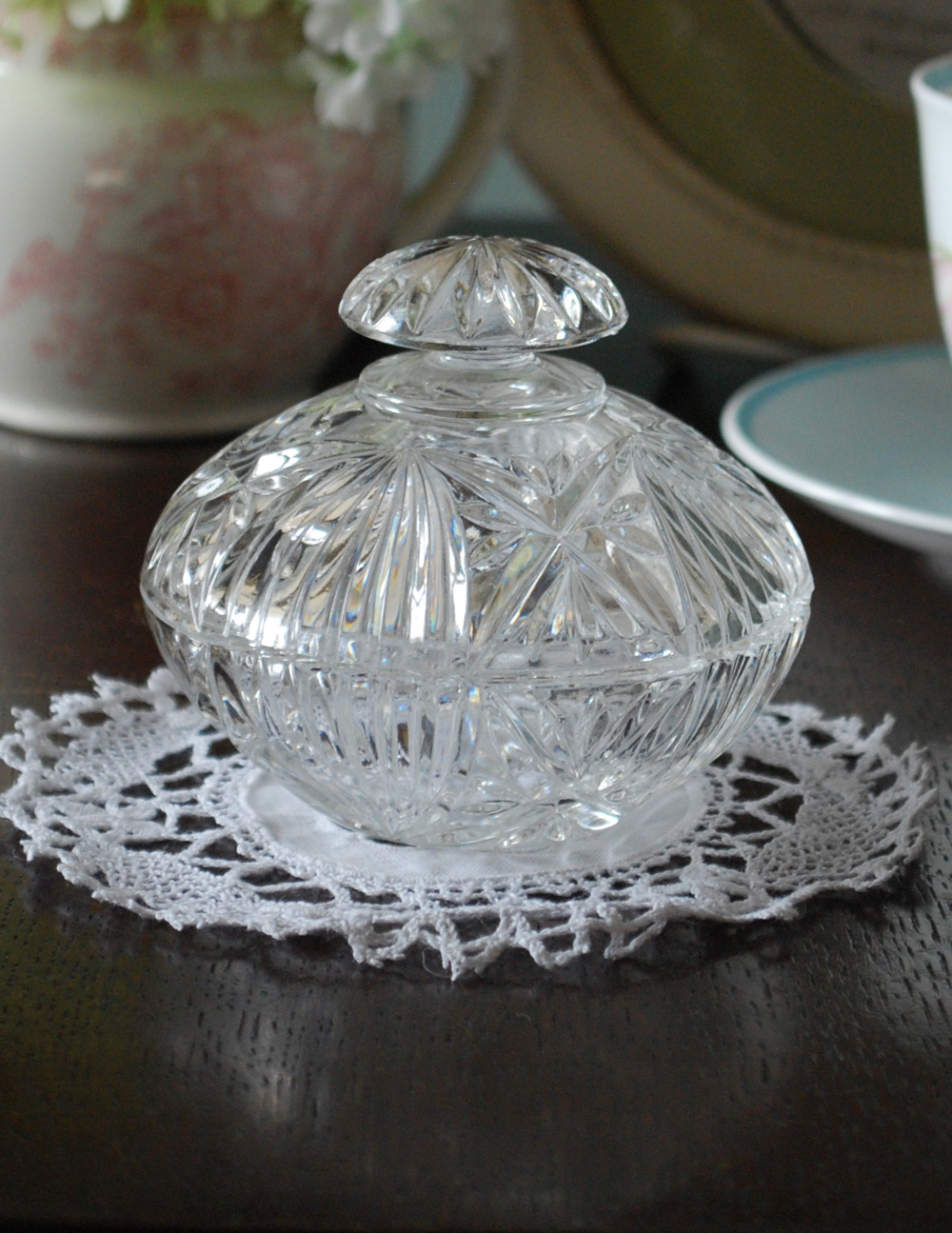 丸いシルエットが可愛いガラスケース、キレイなアンティーク雑貨(プレスドグラス) (pg-3247)