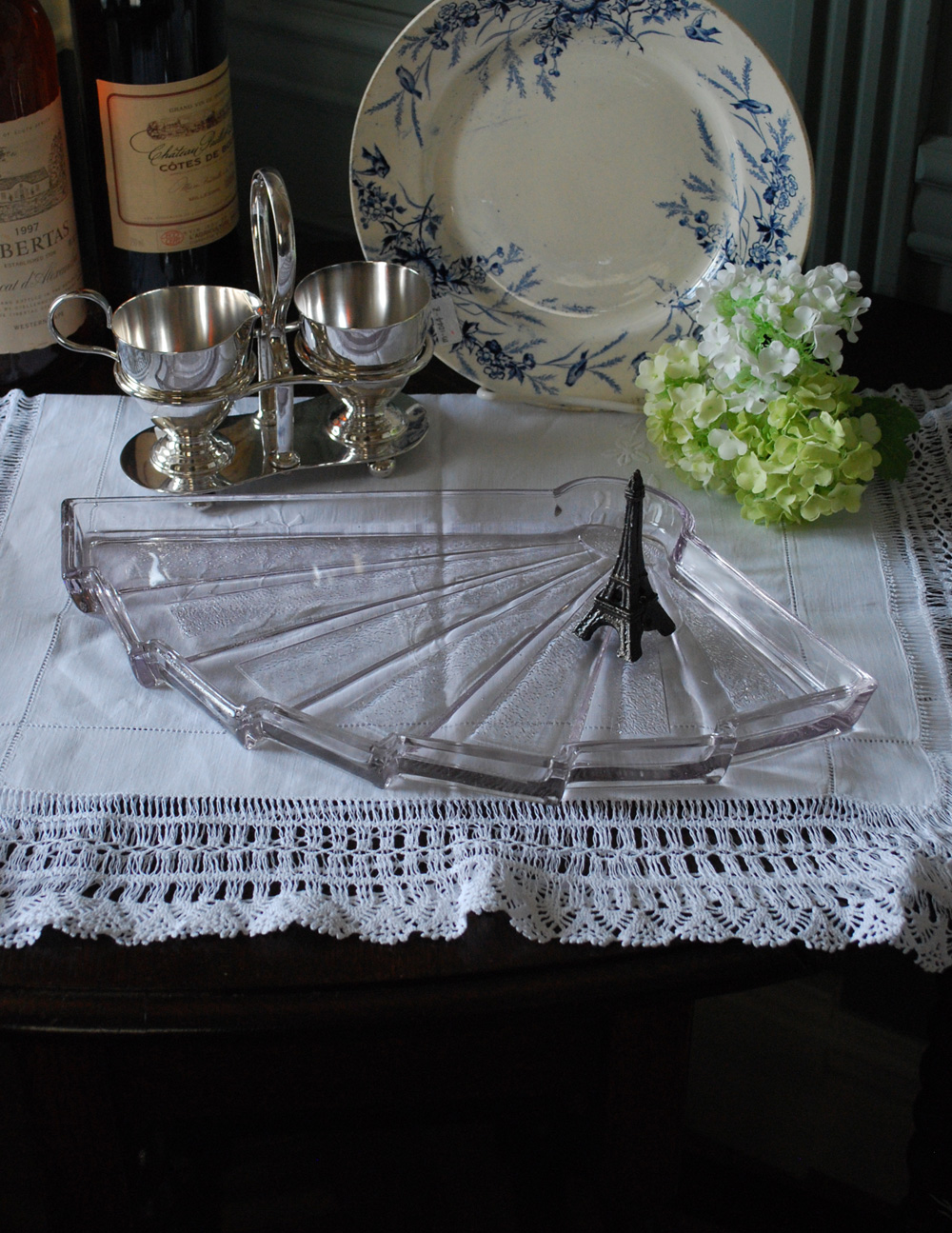 淡い色が付いたガラストレイ(トレー)、華やかなアンティークプレスドグラス (pg-3265)