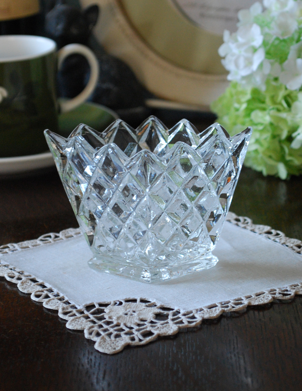 アンティークガラスの小物入れ、ダイヤカットの輝きが美しいプレスドグラス（フラワーベース）