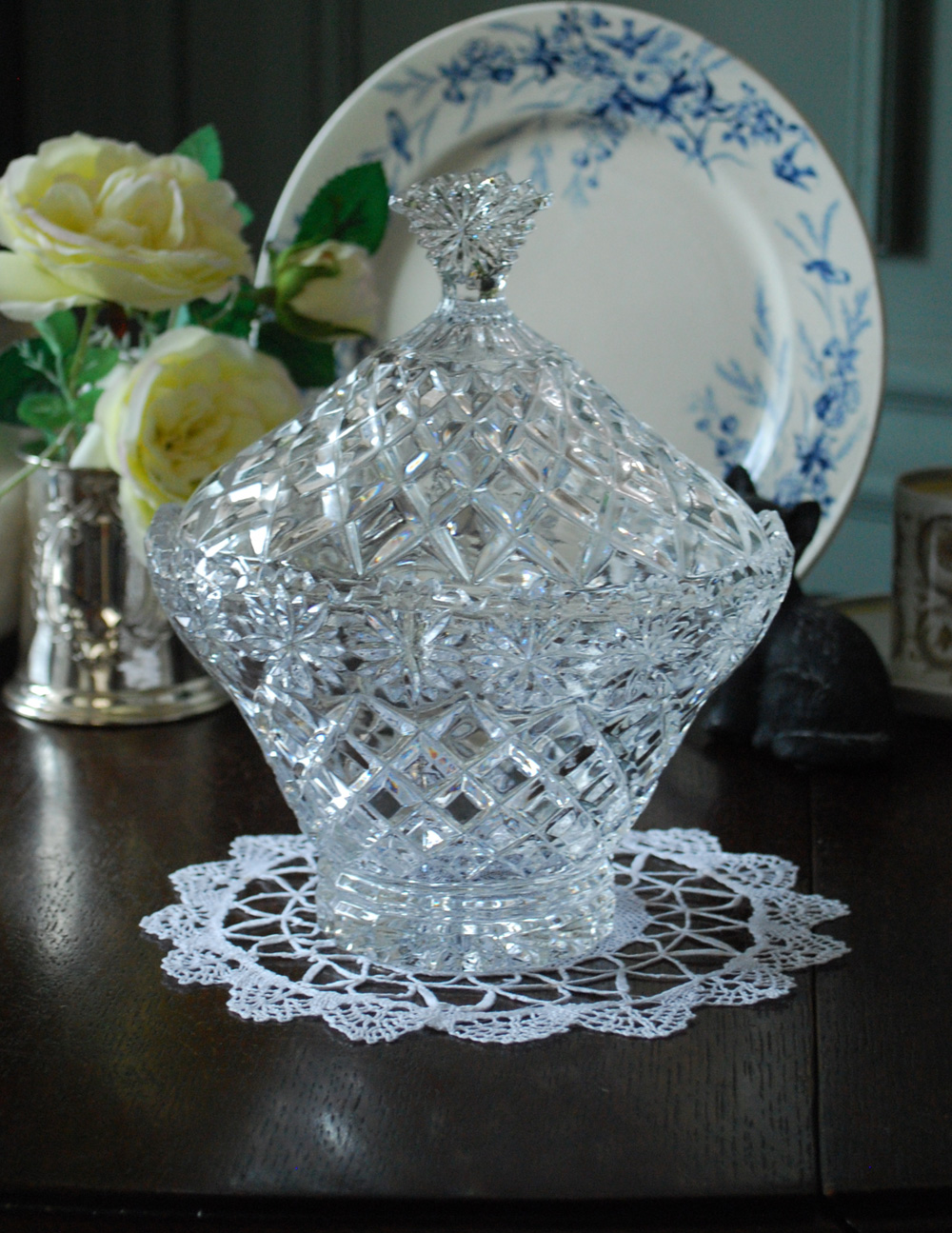 ゴージャスな輝きが魅力、アンティークのフタ付きのガラスボウル