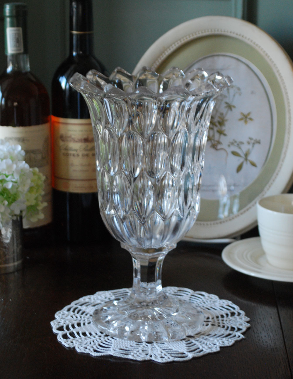 お花のような縁どり、脚付きのガラスフラワーベース（花器）プレスドグラス (pg-3403)